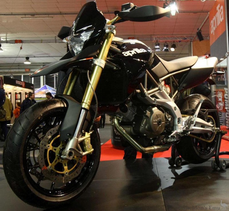 Aprilia-2008-Dorsoduro-750-2.jpg