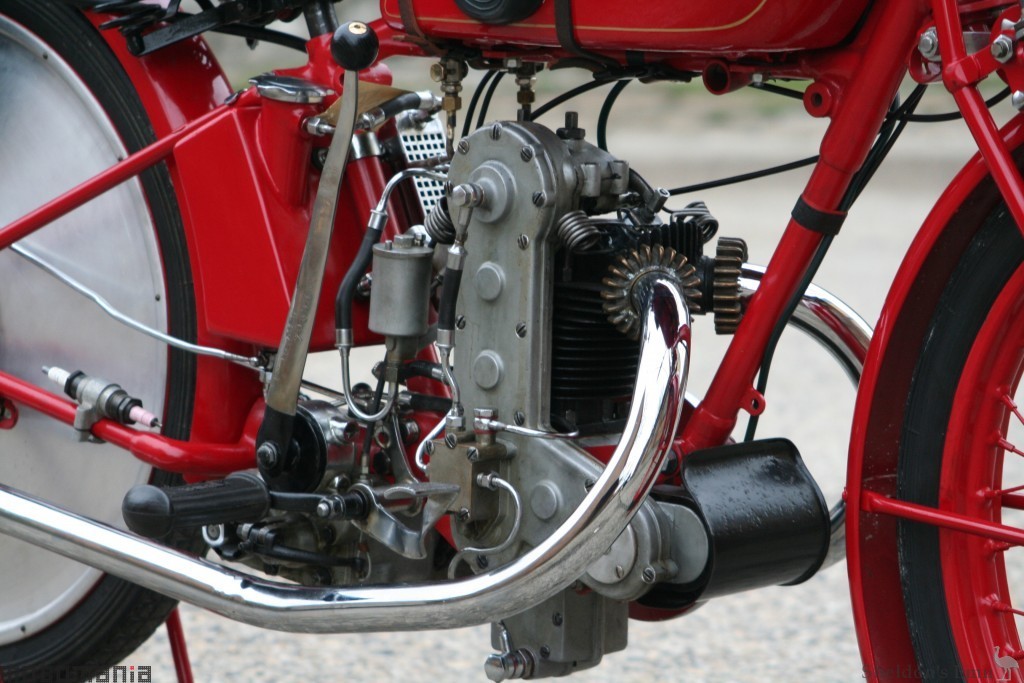 Benelli-1929-175cc-GP-Moma-03.jpg