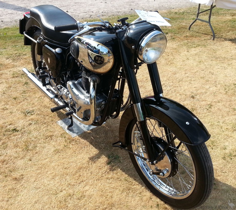 BSA-1954-Golden-Flash-Sweden.jpg