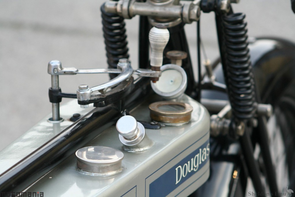 Douglas-1924-350cc-2Speed-Motomania-4.jpg