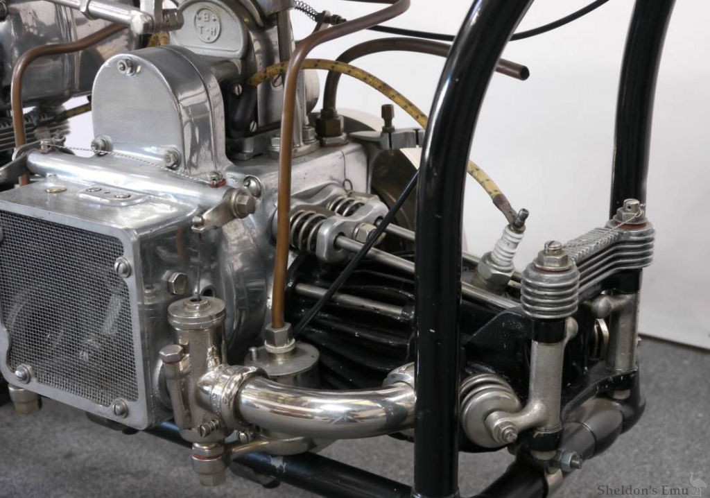 Douglas-1927-DT5-327-5-Engine-Front-Cyl.-NZM.jpg