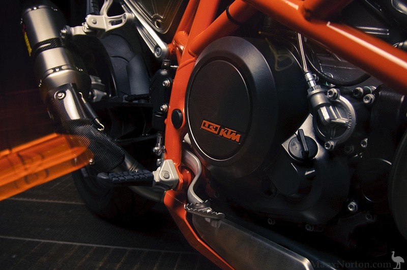 KTM-2012-690-Duke-Details.jpg