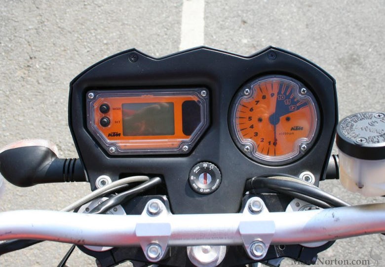 KTM-990-Super-Duke-instruments.jpg