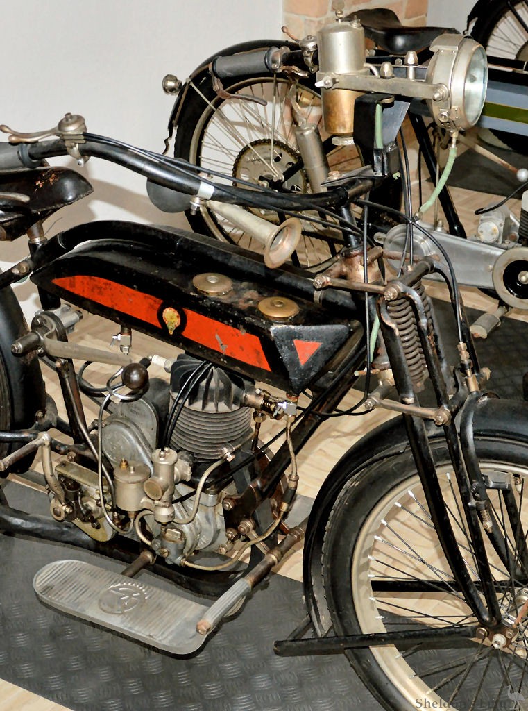 Molaroni-1925-300cc-Turismo-MRi.jpg