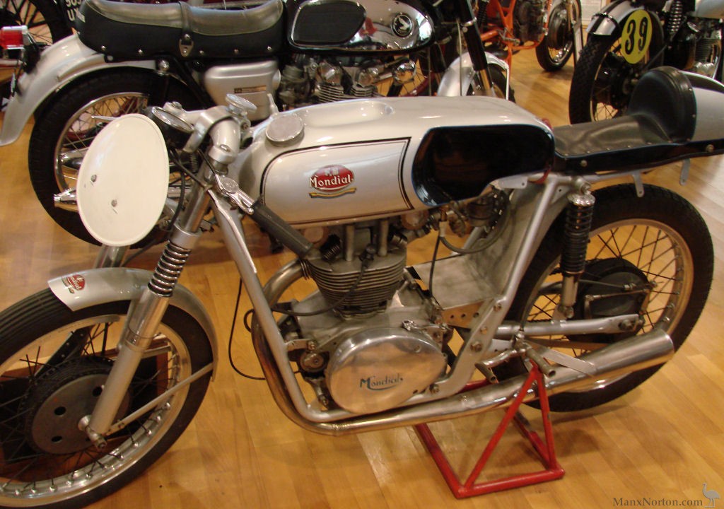 Mondial-1953-175cc-DOHC-SMu-CHo.jpg