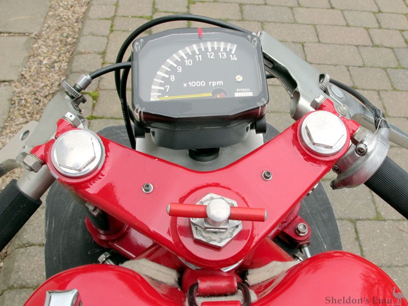 MV-Agusta-1970-500-HnH-3.jpg