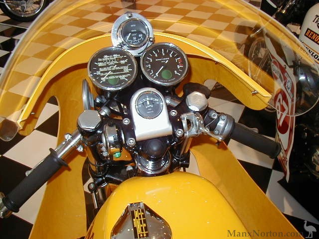 Norton-Commando-Production-Racer-Cockpit.jpg