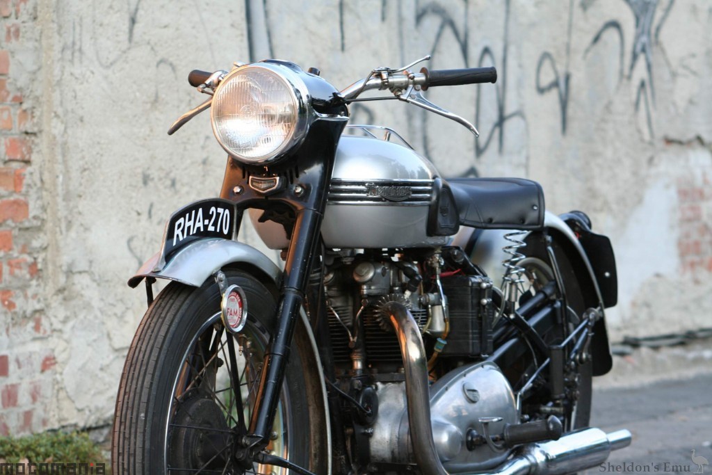 Triumph-1951-T100-Motomania-5.jpg