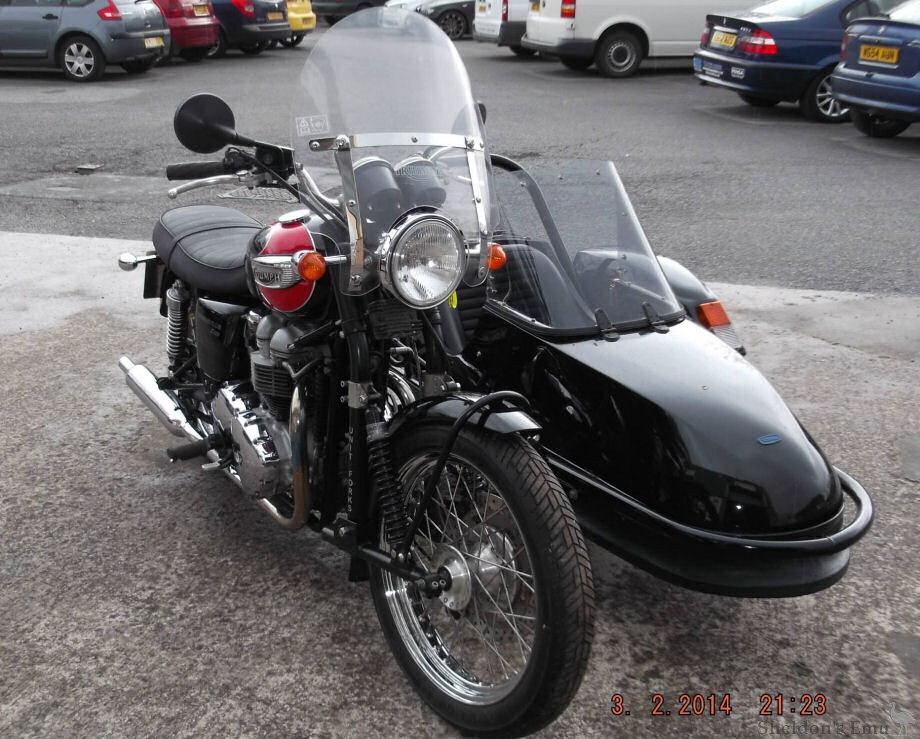 Triumph-T100-Bonneville-Watsonian-Squire-9.jpg