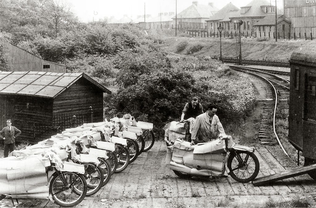 Velocette-1933-KTT-Factory.jpg